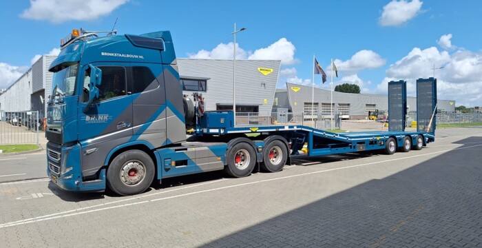 Nieuwe Broshuis drie-assige heftruck semi-dieplader voor de Brinkies